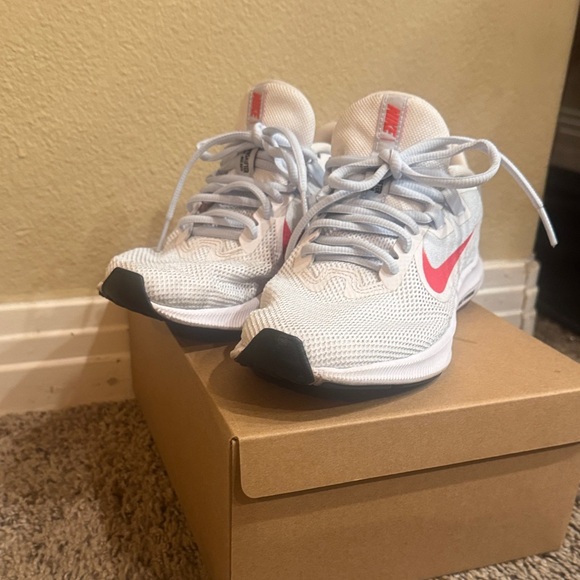 Nike White and Red Running Shoes - 7.5 - Picture 5 of 9